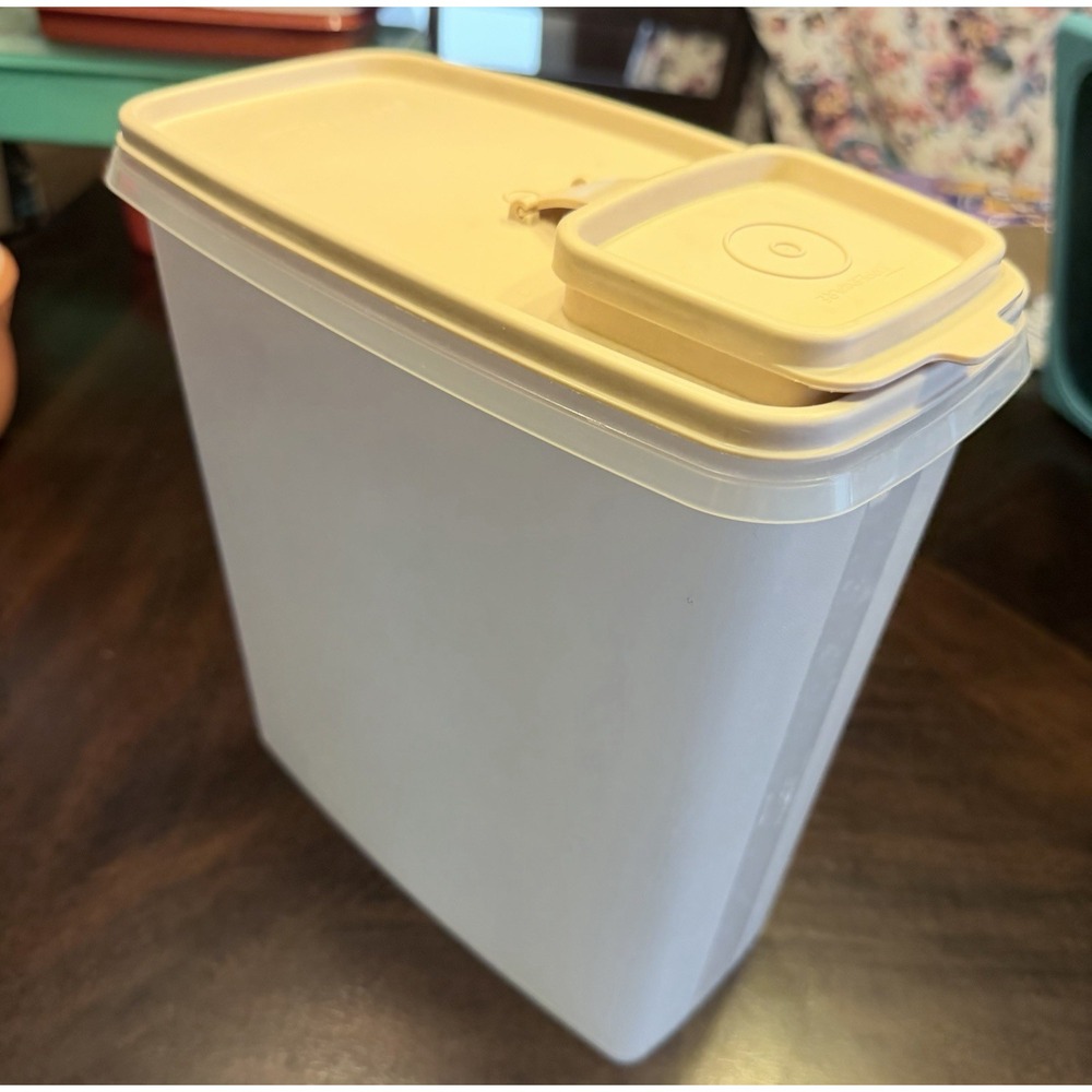 Vintage Tupperware Cereal Keeper 1588–7 Almond